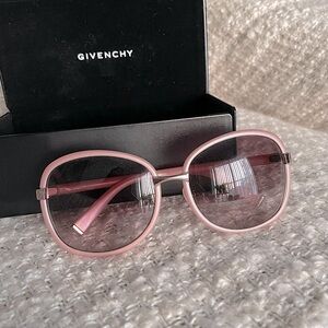 SOLD- GIVENCHY - Vintage - SGV337 - Pearl Pink